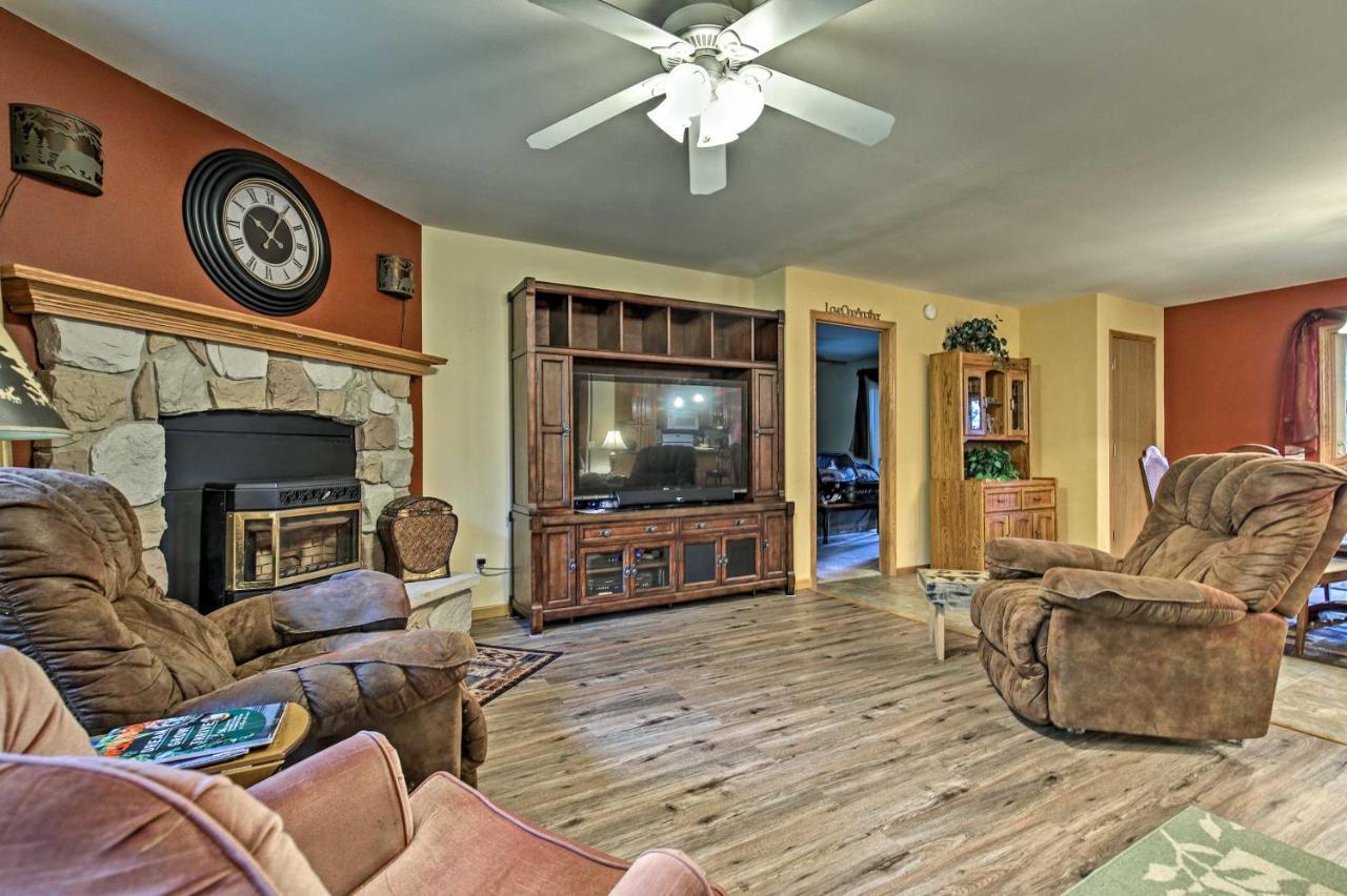 Lakefront Family Getaway With Private Deck And Dock! Conover Eksteriør billede