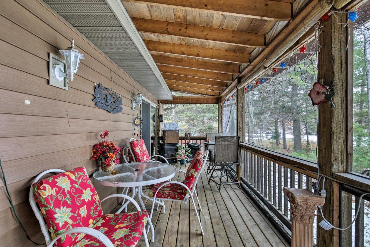 Lakefront Family Getaway With Private Deck And Dock! Conover Eksteriør billede